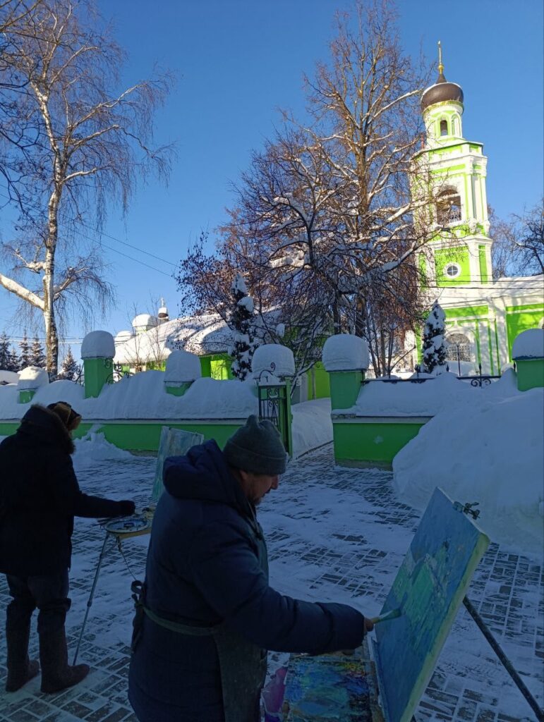 «Зимний свет Болтино»: художник Александр Бобров провёл пленэр у стен храма